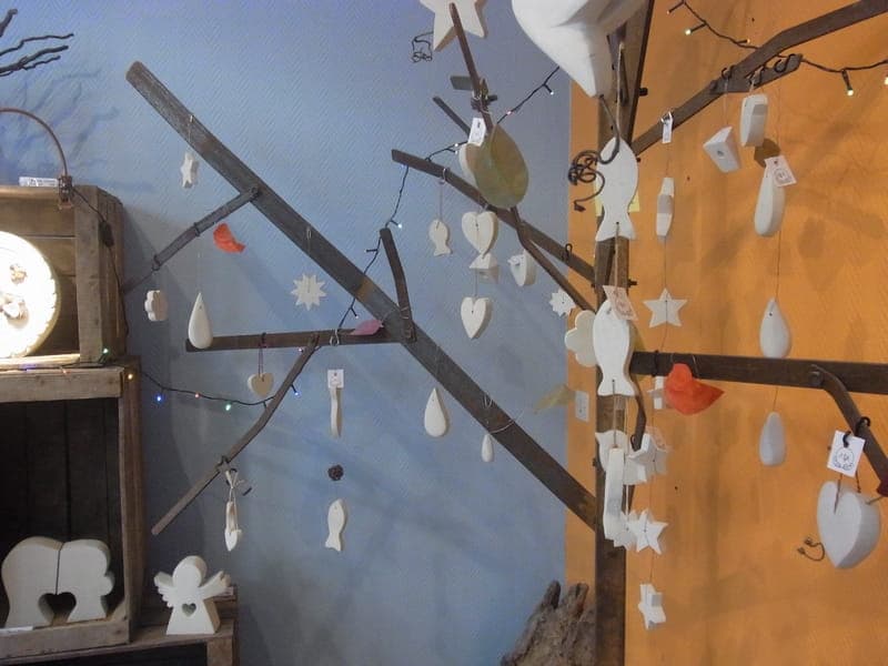 Arbre de suspensions en tuffeau (poissons, cœurs, étoiles, oiseaux), étiquetées, avec guirlande lumineuse